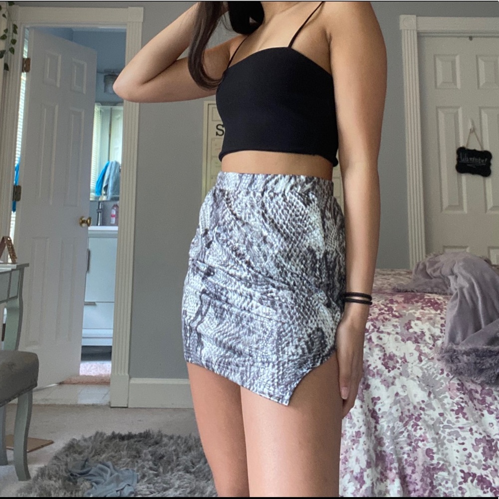 body con snakeskin skirt